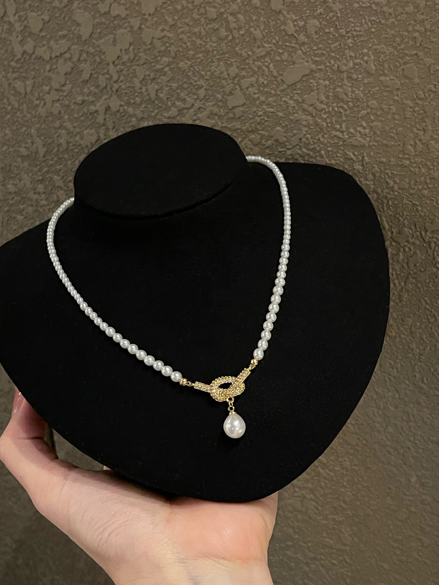 Natural Pearl Necklace: Natural Pearl Necklace 2-4mm Graduated Natural Pearls, Full Diamond Twisted Pendant Lightly Adhering to the Neckline 1.International Freight: Foreign shipping charges are determined by destination. 2.