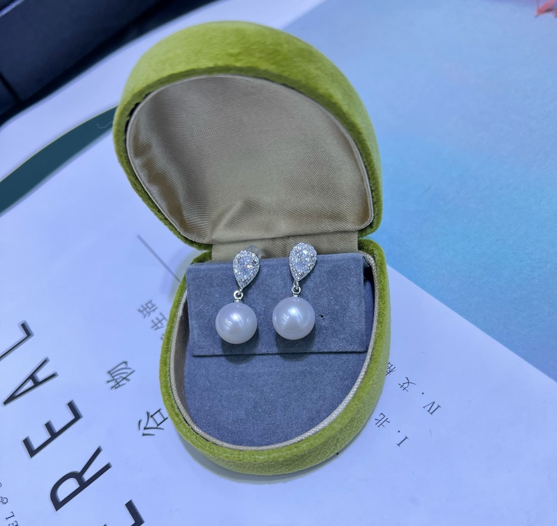 18K Gold White Pearl Earrings (1 of 6)