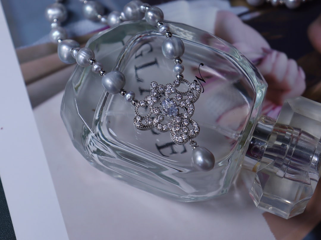 Pearl Necklace (1 of 7)