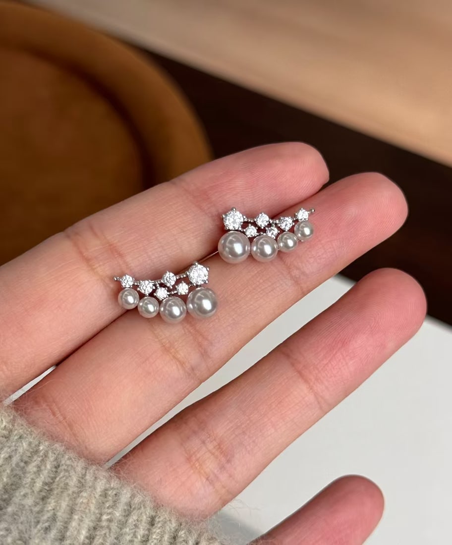 Zircon Pearl Earrings: Zircon pearl stud earrings with a sparkling micro-inlaid arc design, more fitting to the edge of the earlobe, paired with 3-4mm gradient natural pearls, exuding a sense of refinement when worn. 1.Inte