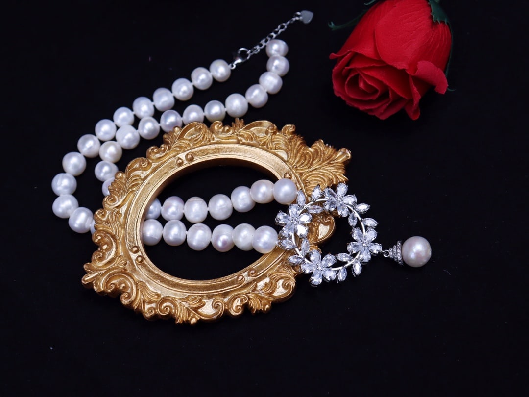 White Pearl Necklace: Natural white pearl necklace, 8-9mm approximately, sparkling starlight Swarovski accessories, luxurious and noble, perfect for pairing with skirts 1.International Freight: Foreign shipping charges are
