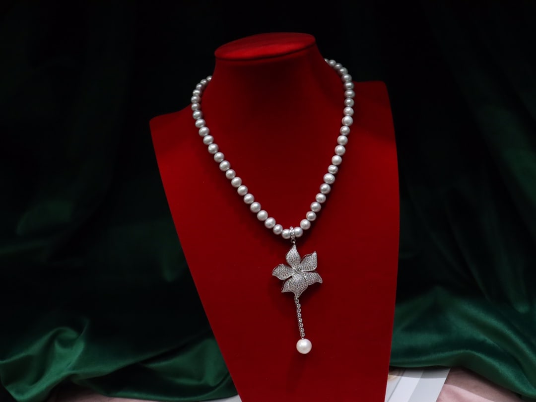 18K Gold Gray Pearl Necklace: 18K gold gray pearl necklace, large-grain elegant gray pearl necklace, stunningly beautiful! Suitable for both daily wear and attending banquets or evening parties. The pearls are approximately 8-9mm