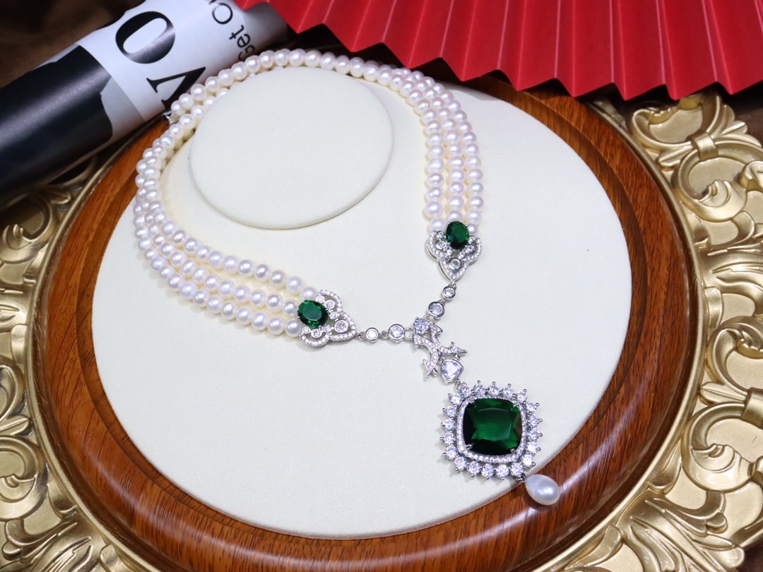 18K Gold Pearl Necklace: Multi-layer pearl necklace is very beautiful, suitable for daily wear or attending parties and galas. Natural white pearls are about 6-7mm, with 18k gold-plated emerald zirconia. 1.International Freig