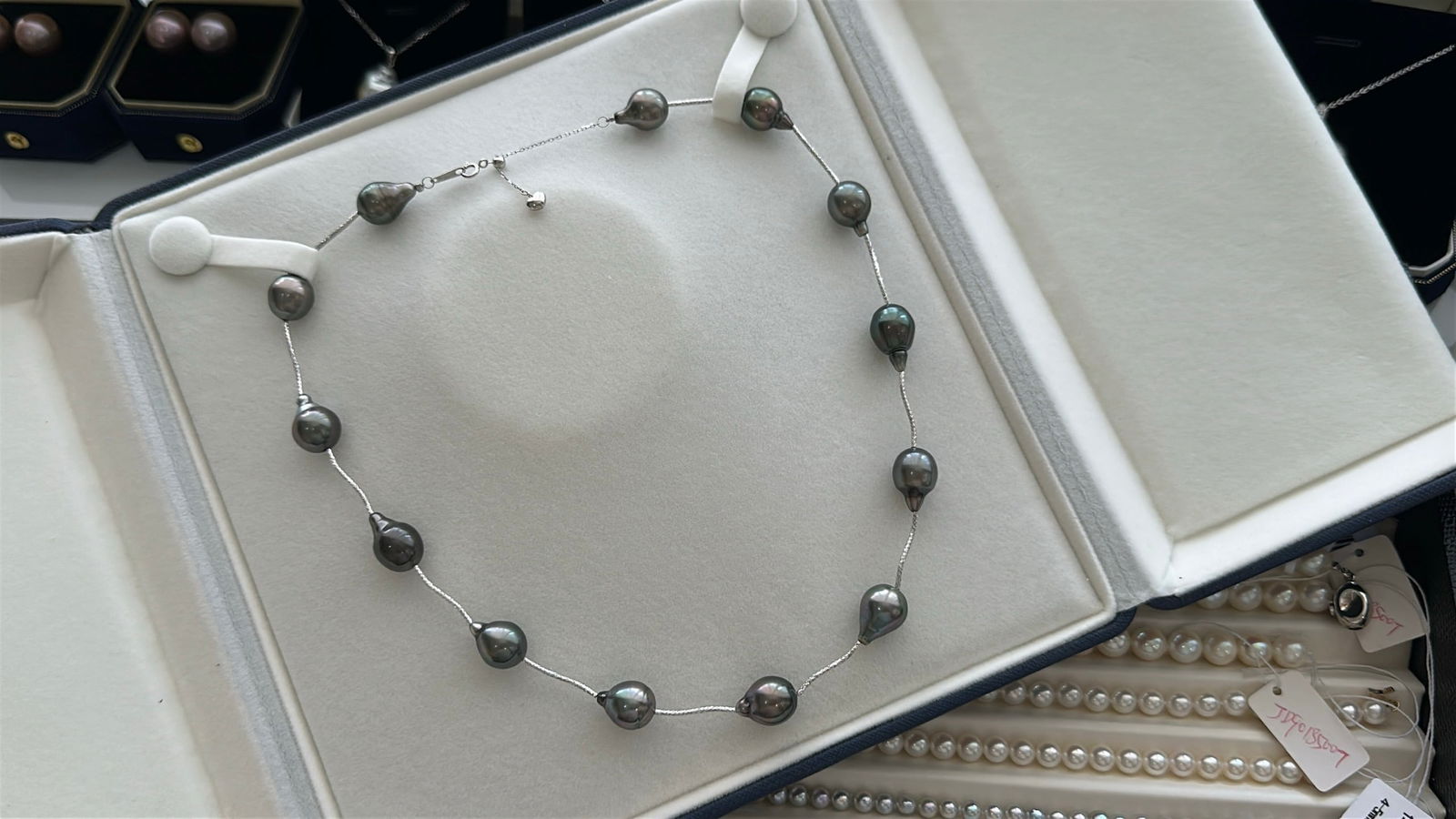 18K Gold Tahitian Black Pearl Necklace: 18K White Gold Tahitian Black Pearl Starry Necklace 1.International Freight: Foreign shipping charges are determined by destination. 2.Photos, descriptions and valuations have been meticulously prepar