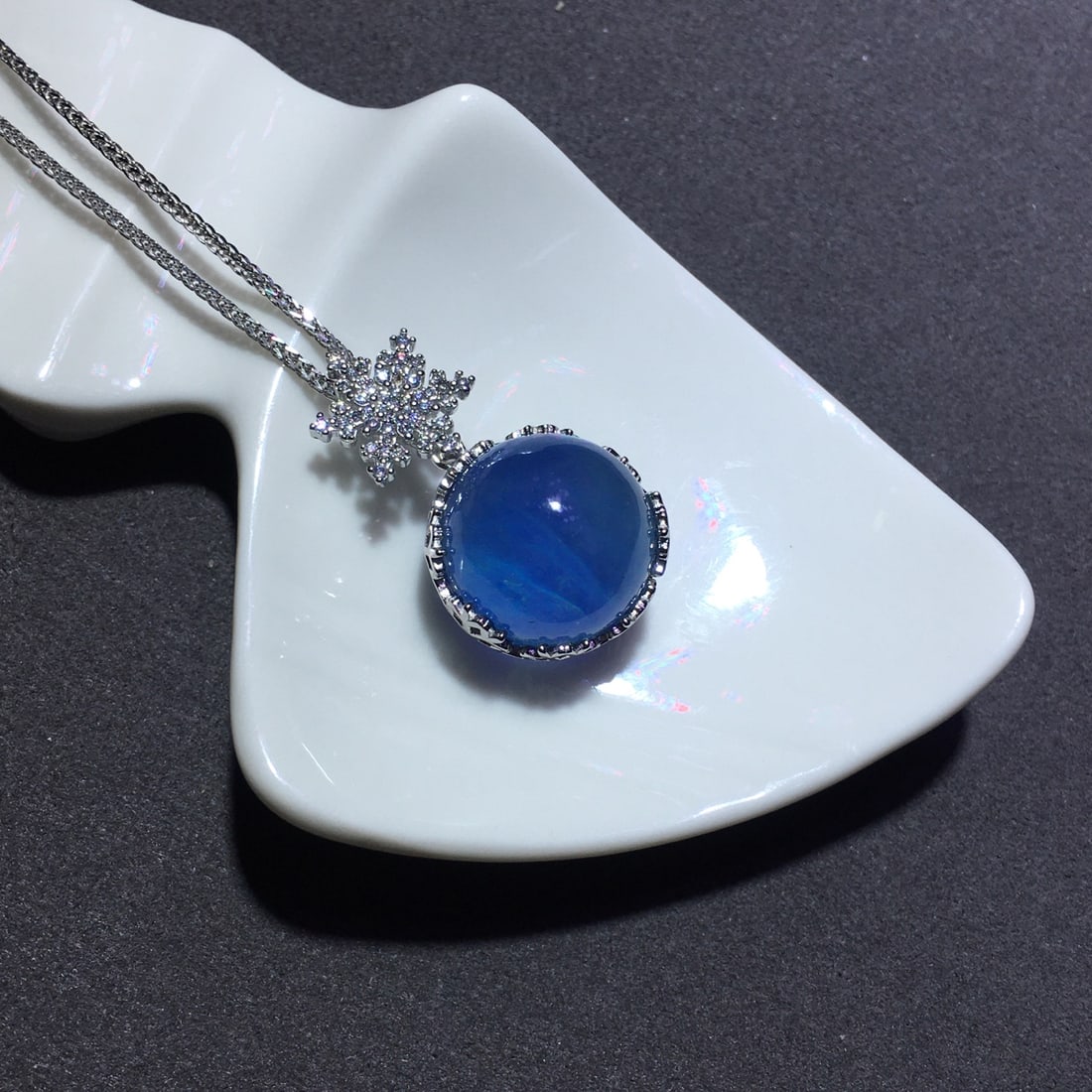 Silver Aquamarine Single Bead Pendant: Original Single PendantSpecifications 14.8mmS925 Silver ClaspTotal weight 8.76 grams, crystal clear, devilish blueIncludes 925 silver chain 1.International Freight: Foreign shipping charges are determ