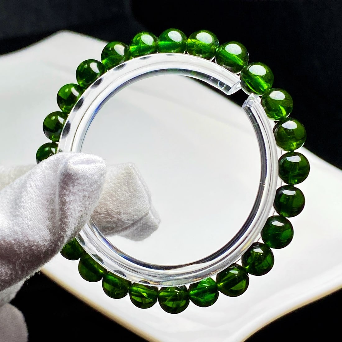 Natural Diopside Bracelet: Natural diopside single-strand bracelet, specifications: about 7.3mm, weight: 15.8 grams, vivid green! Crystal clear, diopside can promote blood circulation, help people relieve fatigue, symbol of cou