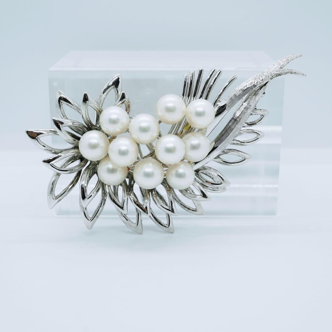 An excellent condition real pearl brooch (1 of 6)