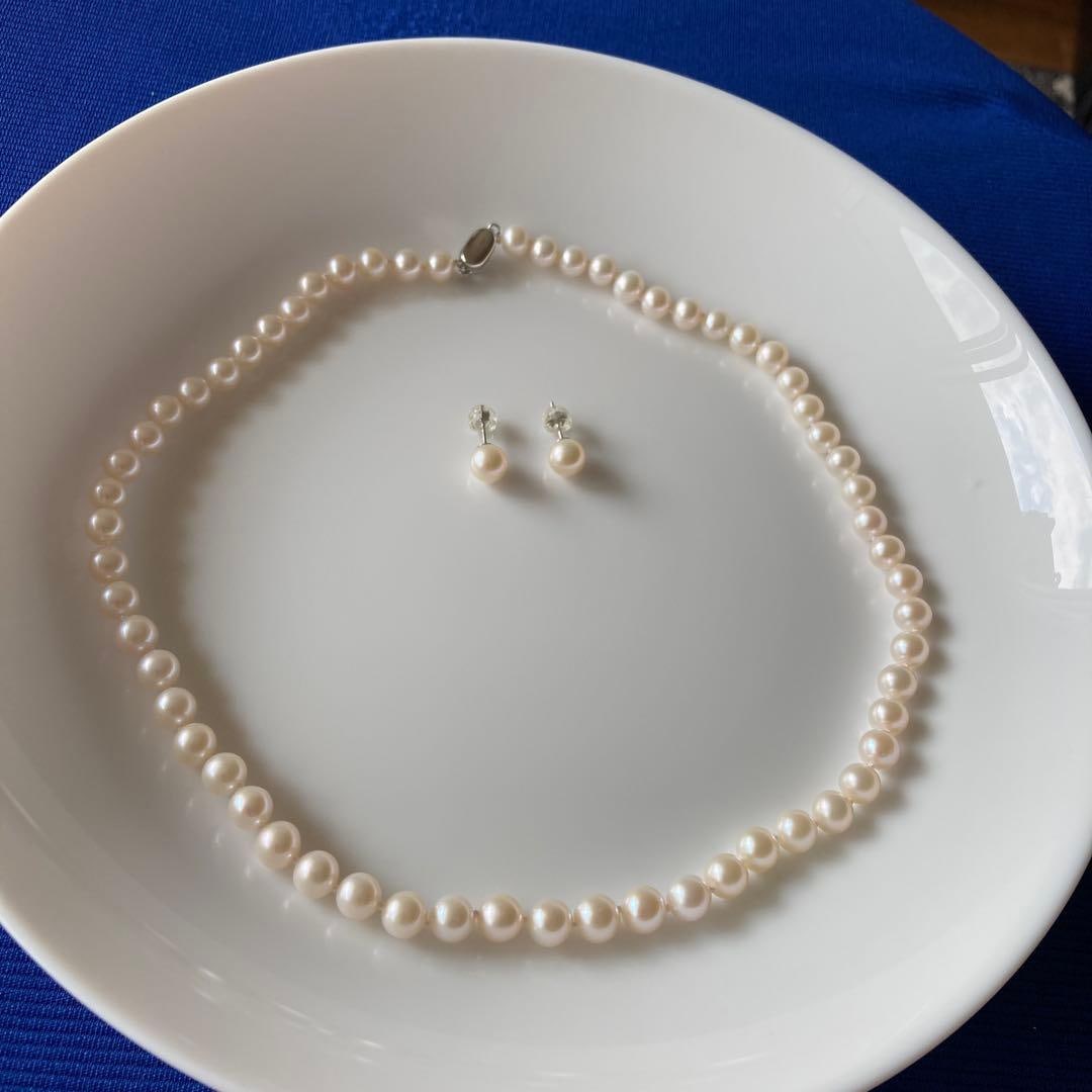 Second-hand Classic Necklace Set: Classic necklace set featuring soft pink freshwater seedless pearls ranging from 6.5 to 7.5 millimeters.Freshwater pearl necklace and earring setThis necklace and earrings set features freshwater pear