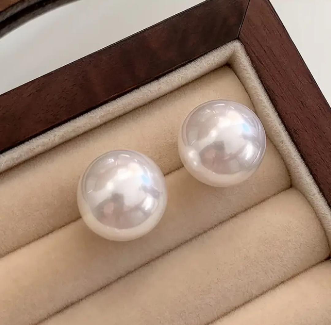 Pearl-like Decorated Earrings (1 of 5)