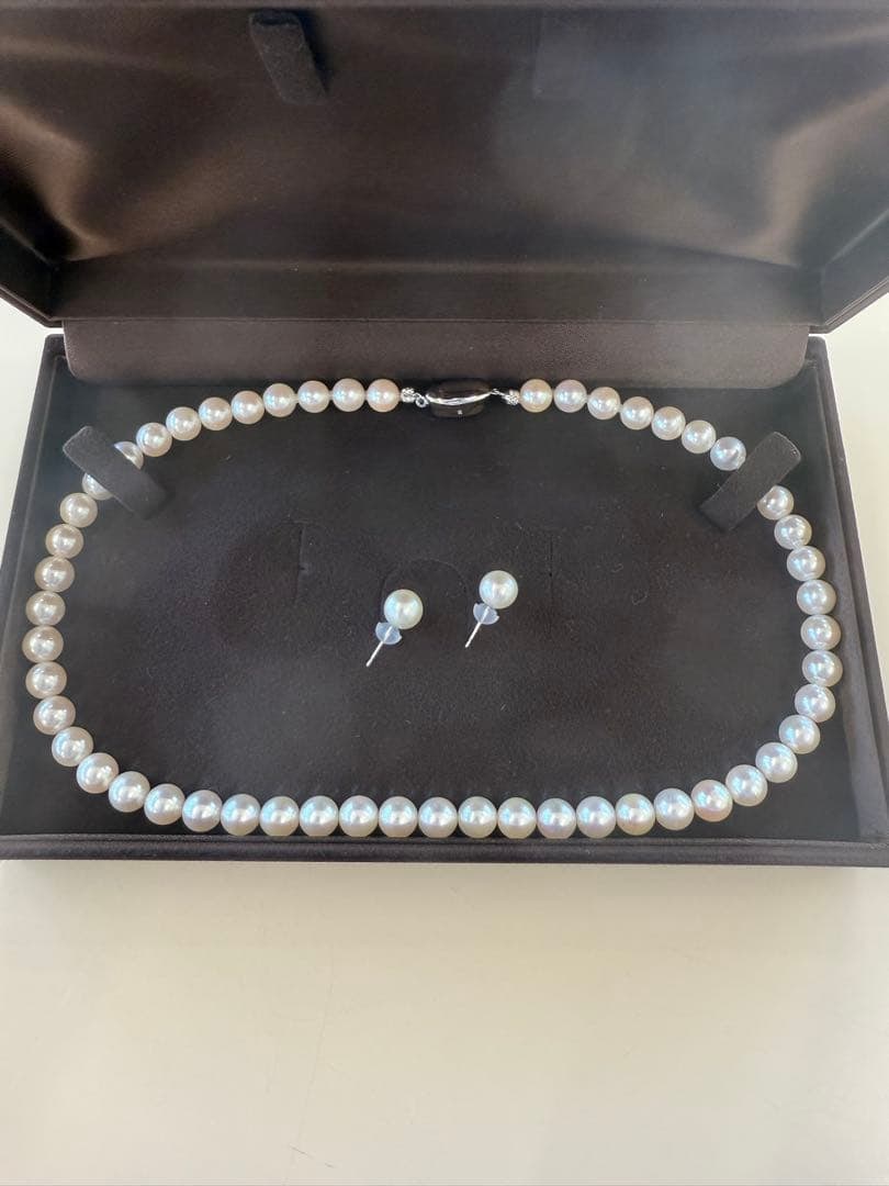 Silver Japanese Pearl Necklace Earring Set: Silver Japanese Pearl Necklace and Earring Set Material: SV and real pearlColor: White, Pink- Length: 45 centimetersPearl Size: 8 millimeters- Clasp: Silver claspThese pearls are round and plump, with