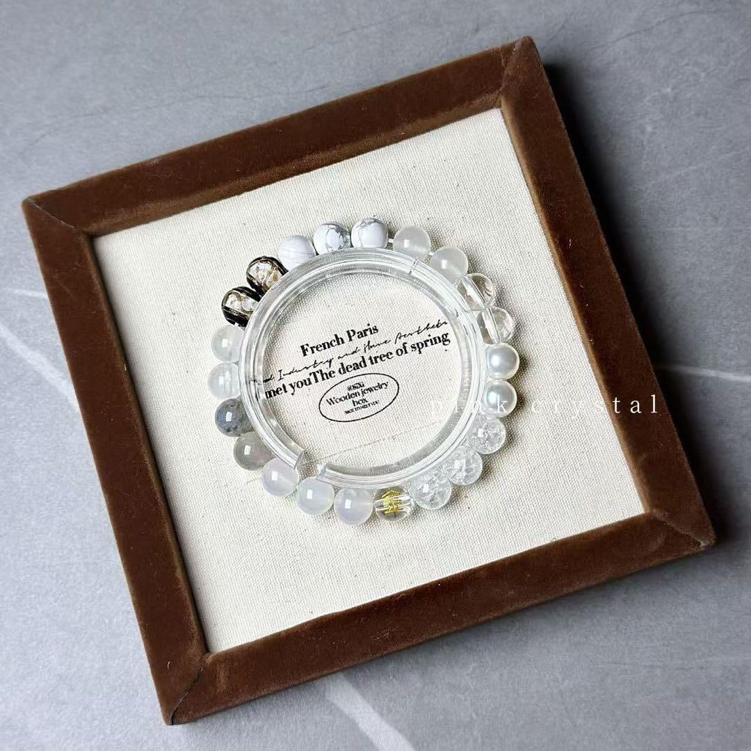 second-hand Natural Agate Crystal Bracelet: Natural Agate Crystal Bracelet (8mm) made of natural stones (8mm beads):Cinnamon AgateWhite Banded AgateTranslucent White Quartz White Agate, White Jadeite, White Ajoite StoneWhite Pearl (Freshwater P