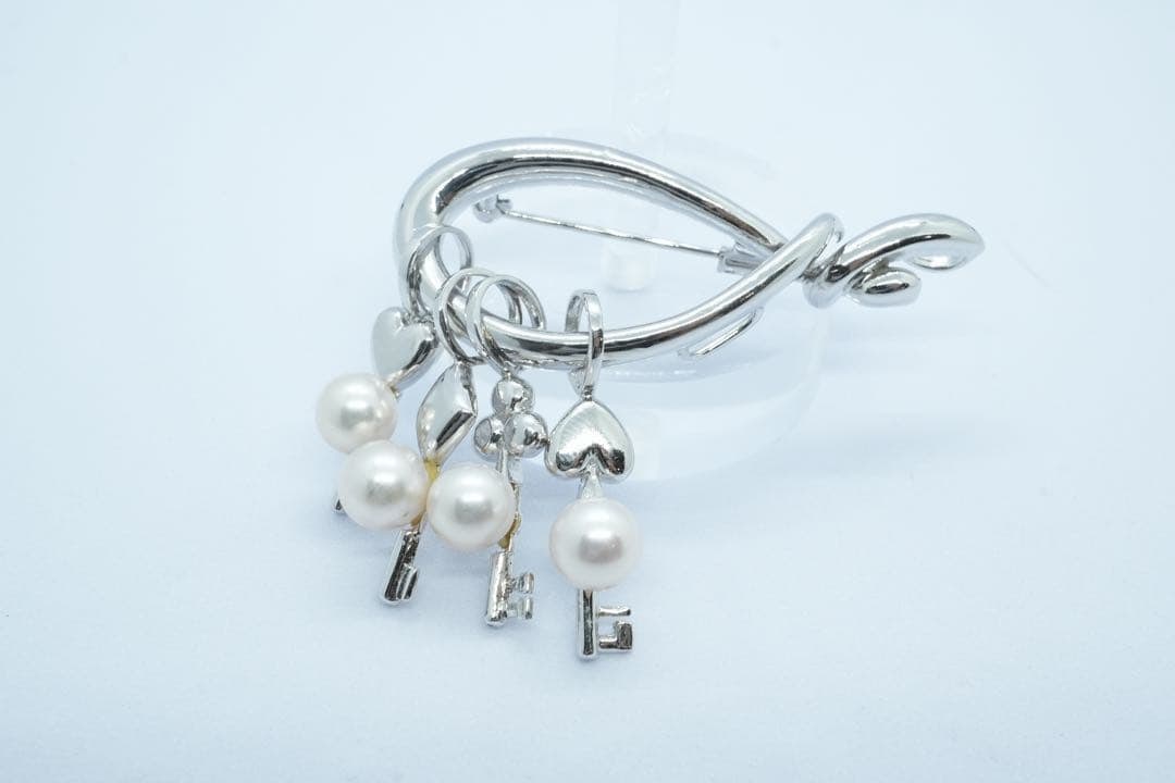 second-hand Natural Pearl Brooch: Natural Pearl Brooch with pink Akoya pearls and silver pendant. Please purchase only if you understand the condition of the second-hand item.Condition is excellent.Please refer to the photos for size