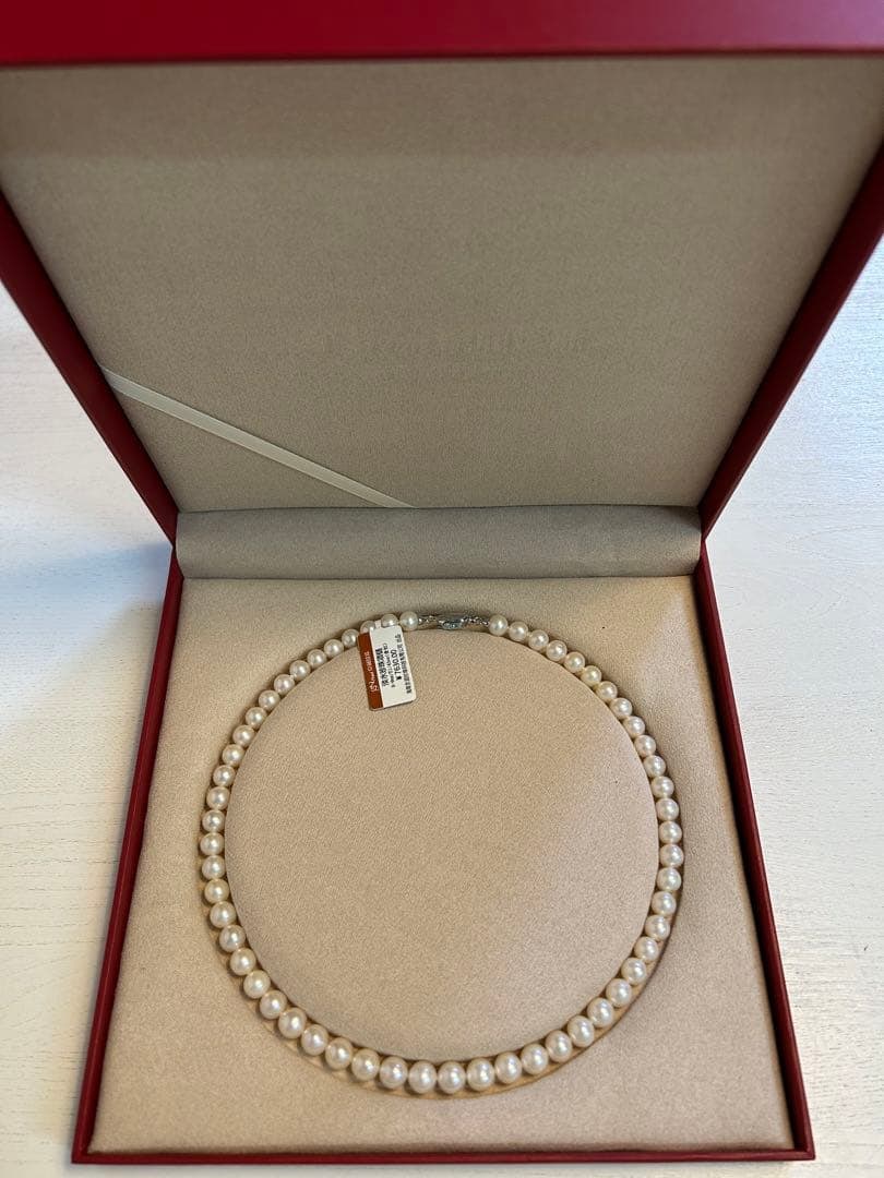 Freshwater Pearl Necklace: Freshwater Pearl NecklaceMaterial···PearlColor: WhiteType: Necklace (Pendant + Chain)Decoration: PearlAccessories: Includes packaging box (bag) / No warranty Freight: 1.International Freight: Forei