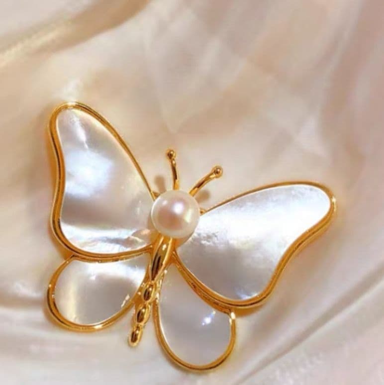 Freshwater Pearl Brooch: Natural Freshwater Pearl Brooch Butterfly BroochPearl BroochSilver BroochShell Pearl Brooch Height 3 centimetersWidth 4 centimetersPearl Diameter 8 millimeters Freight: 1.International Freight: Foreig