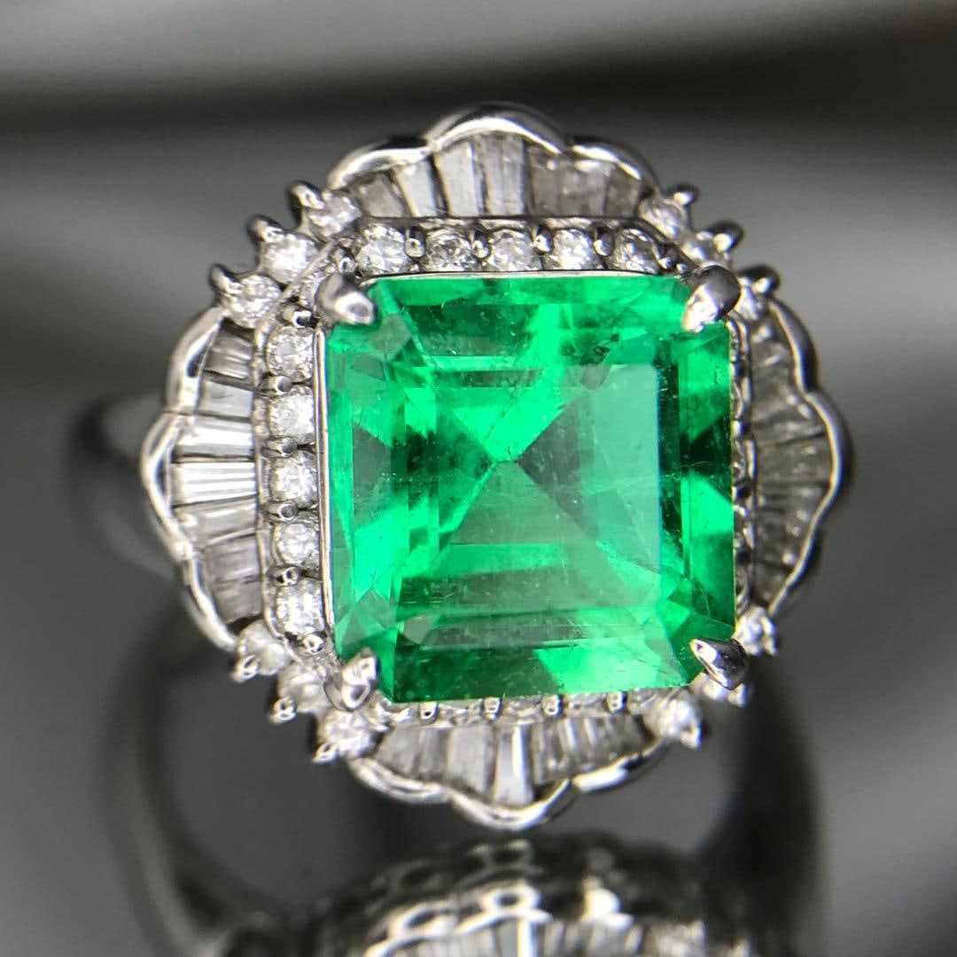 second-hand Luxurious 900 Platinum Colombian Emerald Diamond Ring: Luxurious 900 platinum Colombian emerald diamond ring Luxurious 900 platinum Colombian emerald diamond ringTop size: approximately 17.9 x 17.9 millimetersEmerald size: approximately 9.3 x 9.3 millimet