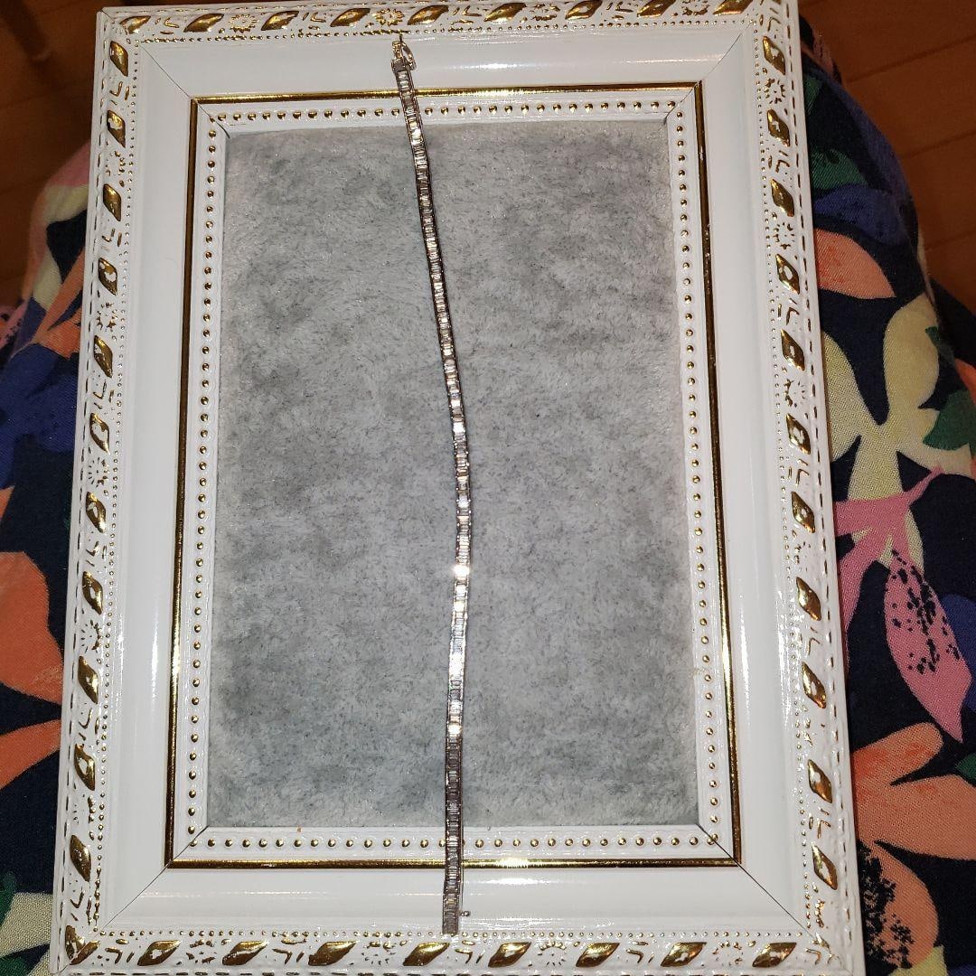 Second-hand Platinum 900 Diamond-Encrusted Bracelet: Platinum 900 diamond-studded bracelet, total diamond weight 3 caratsIt is made of 900 platinum and 18K gold, 18 centimeters in length. The diamonds weigh 3 carats. The bracelet has inscriptions. It we