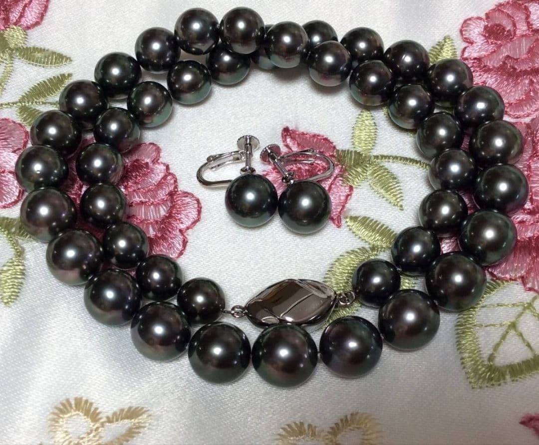 Second-hand Lagoon Black Pearl Necklace and Earrings (1 of 11)