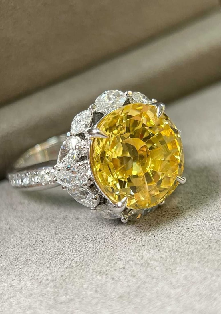 Second-hand 9.55 Carat Canary Yellow Blue Sapphire Ring: 9.55-carat unheated canary yellow sapphire ringThis is a 9.55-carat unheated canary yellow sapphire ring set in an 18K white gold band.This canary yellow sapphire has not undergone any heat treatment