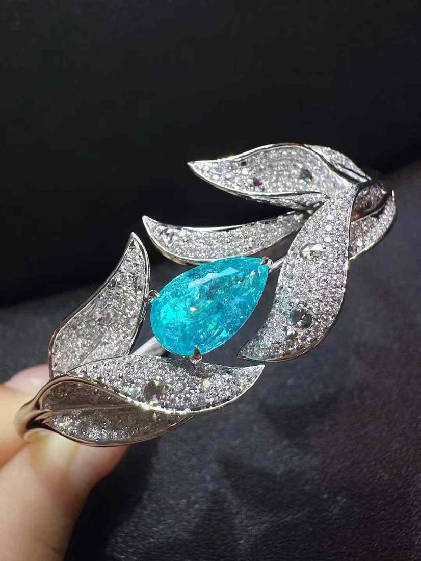Second-hand 3.27carat Neon Blue Paraiba Tourmaline Diamond Bracelet: 3.27carat Neon Blue Paraiba Tourmaline Diamond Bracelet - A 3.27carat certified by AIGS Paraiba Tourmaline emits a powerful neon glow. This exquisitely crafted bracelet is set with a vibrant 3.27carat