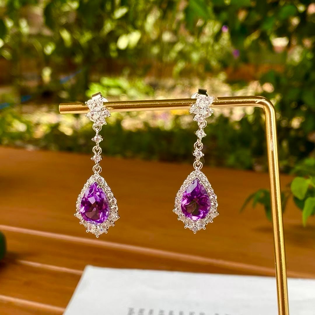 925 Silver Inlaid Amethyst Set: The edges are outlined with diamonds, elegant and graceful, wearing it gives a gentle filter effect. The main stone of the earrings is 812mm, and the main stone of the ring is 79mm. Freight: 1.Interna