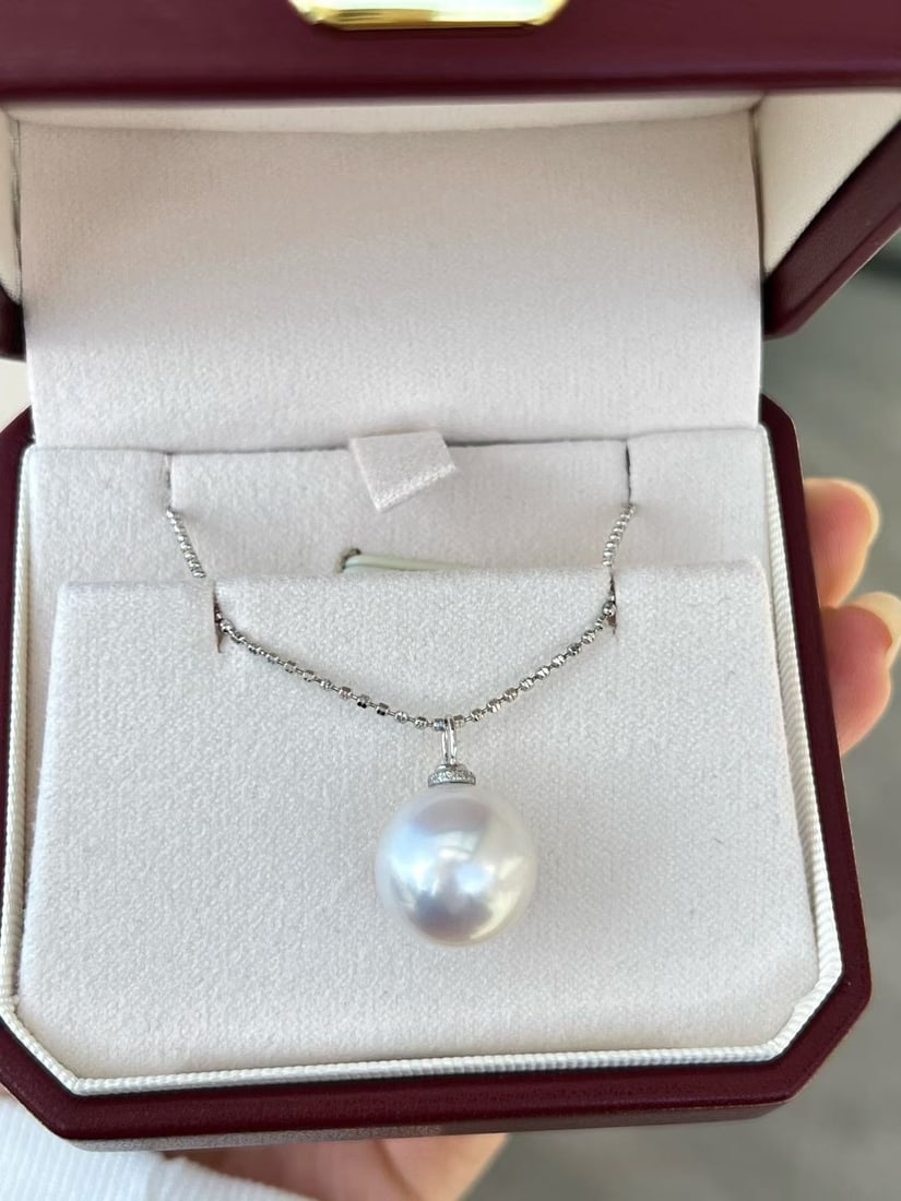White pearl pendant (1 of 6)