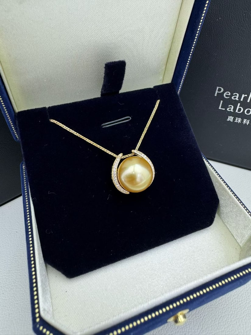 Horseshoe Style Gold Bead Pendant: This is a horseshoe-shaped gold pearl pendant, with a bead diameter of 12-13mm, showing a rich golden color, and a thick round shape. The surface is basically flawless, with strong luster. It is inlai