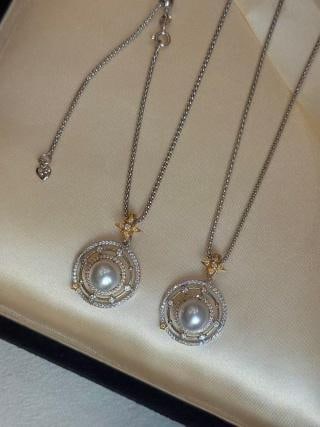 Stellar Trail Series Edison Pearl Necklace: This necklace features 10-11mm Edison perfectly round high-light pearls with a slight flaw and a baby-skin-smooth texture. It is crafted with a heavy silver chain and includes an adjustable clasp. Fre