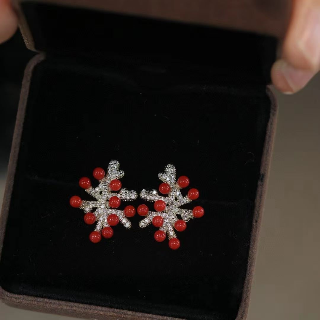 Natural Red Coral Earrings: This is a new pair of natural red coral earrings, inlaid with s925 silver, featuring a sanding coral small round bead cluster design, full of fashion, suitable for winter wear. Freight: 1.Internationa