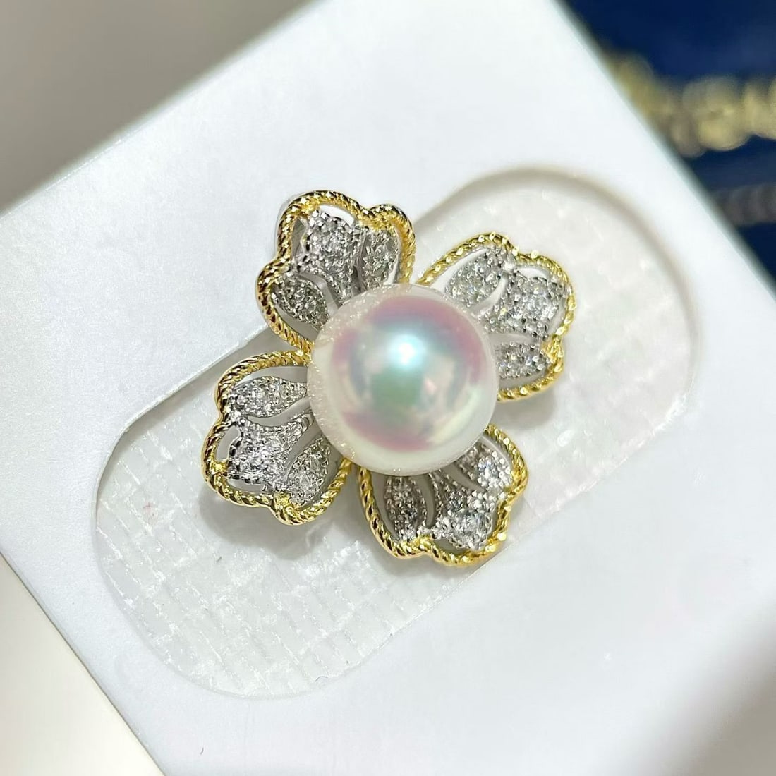 Akoya Pearl Pendant: 7-7.5mm round with almost no flaws, celestial luster, stunning companion colors, and an ultra-beautiful glow, this Akoya pearl pendant comes with a set of sterling silver chains. Freight: 1.Internatio