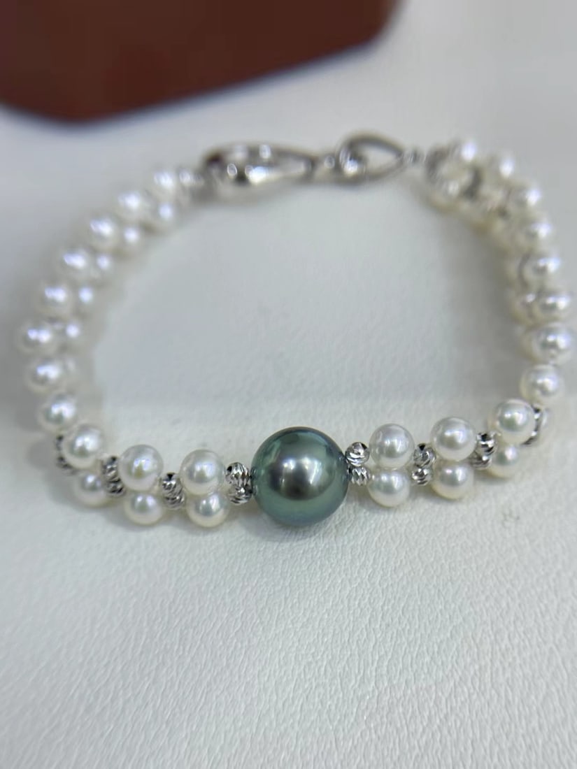 Hand-woven pearl bracelet (1 of 6)