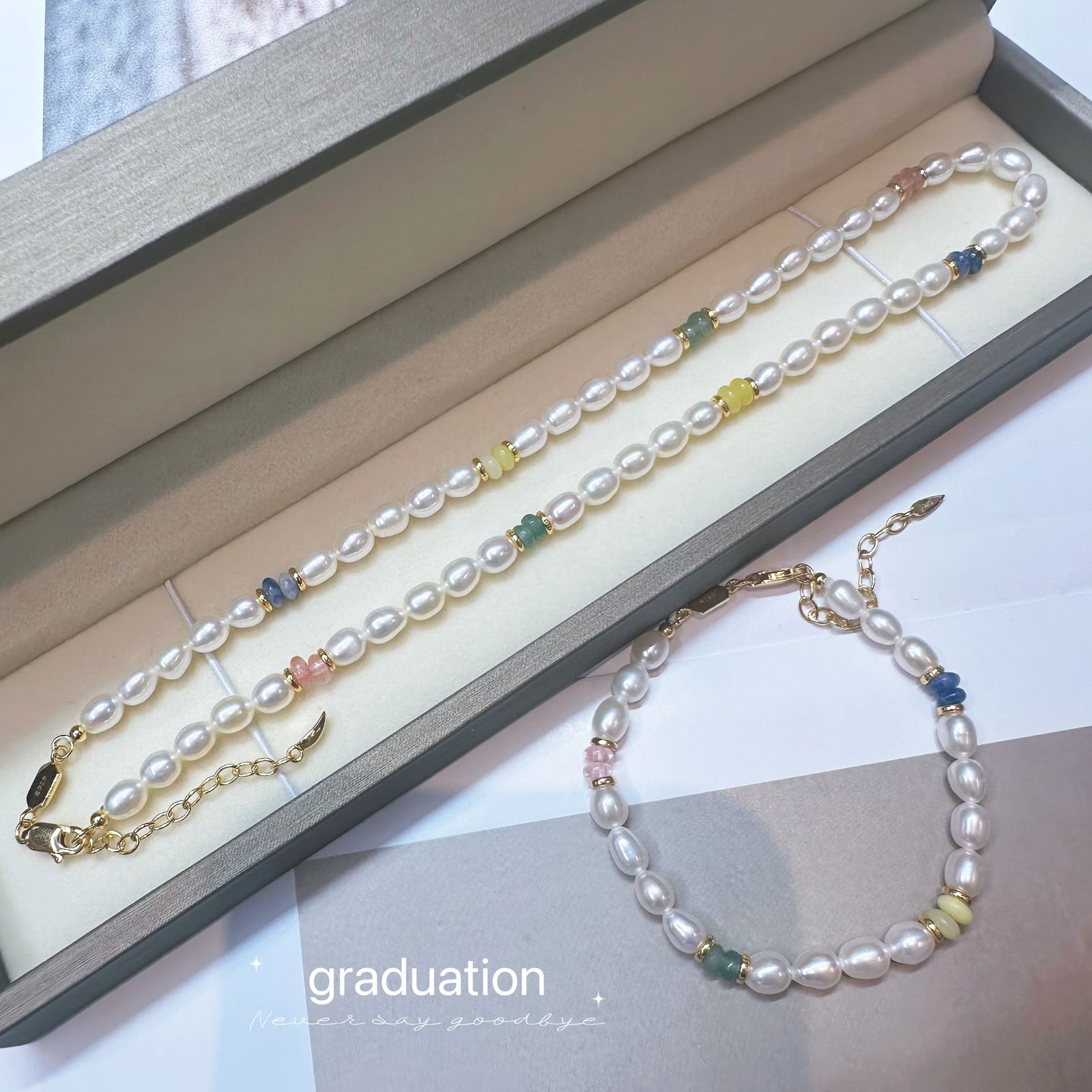 Color-blocked pearl necklace and bracelet: This necklace and bracelet are made with natural freshwater pearls, interspersed with colored stones, adding a sense of depth and liveliness. Perfect for sweet and cool girls' summer attire. The pearl