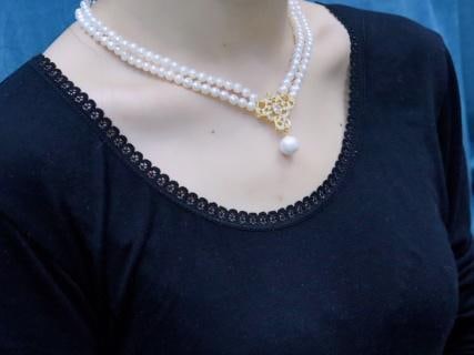 Noble Style Double Layer Necklace: This necklace features natural off-white pearls, with a diameter of about 5-6mm, slightly flawed under strong light,It does not affect the wearing effect?Paired with 18k gold-plated accessories, the w