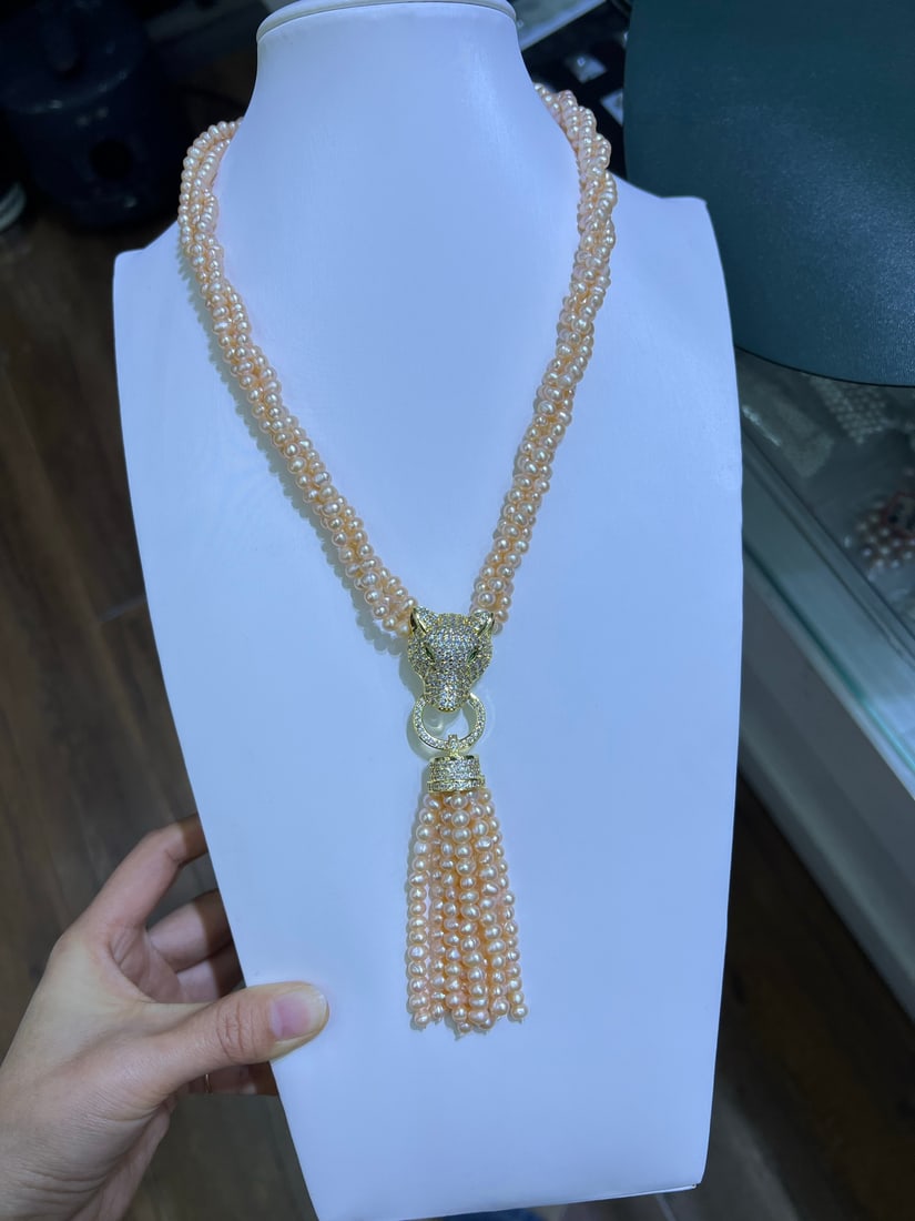 Multi-layered pearl necklace: This necklace exudes confident and elegant charm, mysterious and noble. The natural pearl necklace is elegant and delicate, suitable for pairing with basic tees and sweaters. The pearl diameter is abo