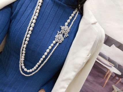 Classic Double Layer Double Flower Sweater Necklace: This sweater chain is made with natural small pearls combined with chiba baroque beads. The small pearls have a diameter of about 5-6mm, and the large beads have a diameter of about 8-9mm, all pure na