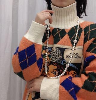 Natural White Pearl Baroque Sweater Necklace: The new natural white pearl with baroque sweater chain is fashionable and versatile. The original colored button purple baroque is handmade, with white pearls of about 8-9mm, and the design is very