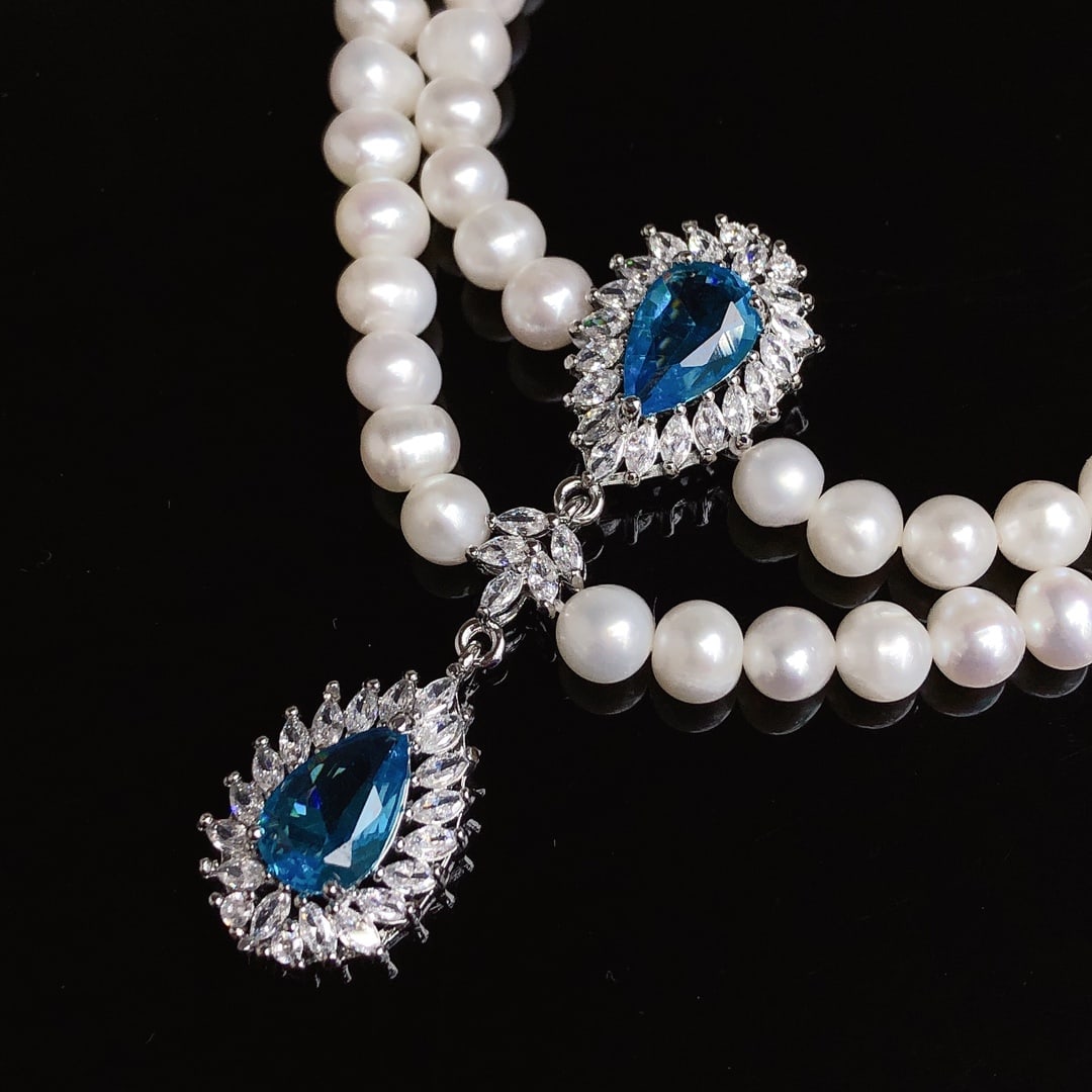 Natural Freshwater Pearl Necklace: This is a niche-designed luxurious multi-layered short collarbone necklace, a fashionable French-style neck chain. Luxurious and grand, it features a natural double-layered dangle design, with pearl d