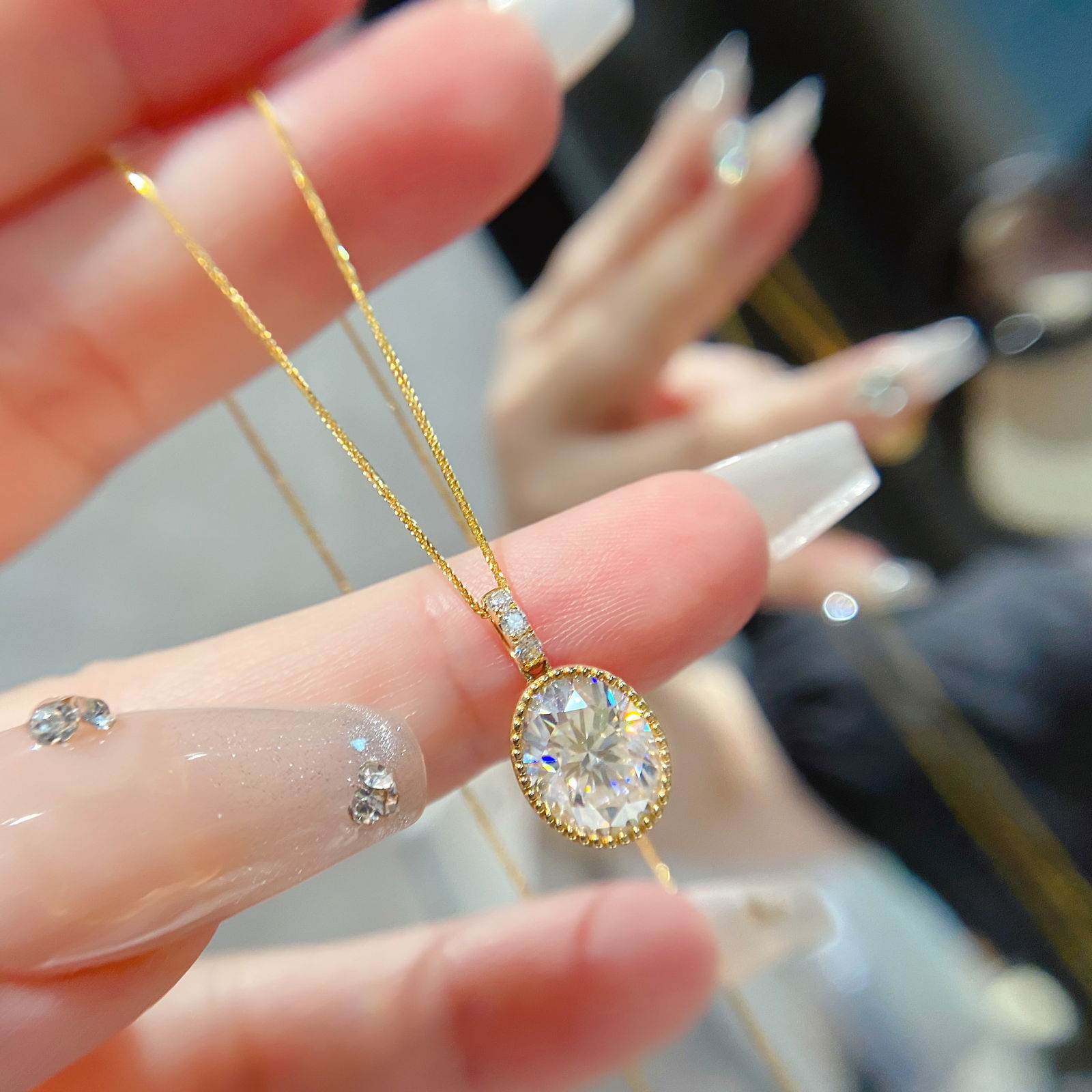 3 Carat Moissanite Pendant: This 3-carat luxurious and dazzling moissanite pendant is so attractive that once worn, it's hard to take off, with a BlingBling texture that really catches the eye.Quantity: 1. Freight: