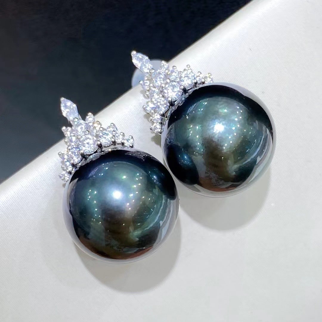 Peacock Green Black Pearl Earrings: Top-grade peacock green style, delicate and elegant temperament 11-12mm thick gold inlay specifications: pure natural black pearl earrings, near round with slight flaws, 925 pure silver inlay. Freight