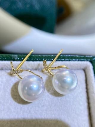 G18k Gold Akoya Pearl Earrings: These stud earrings feature G18k thick gold material, inlaid with 8-9mm sea Akoya pearls. The pearl skin is delicate and shiny, round and full, showing a natural mirror-like polar white tone. The desi