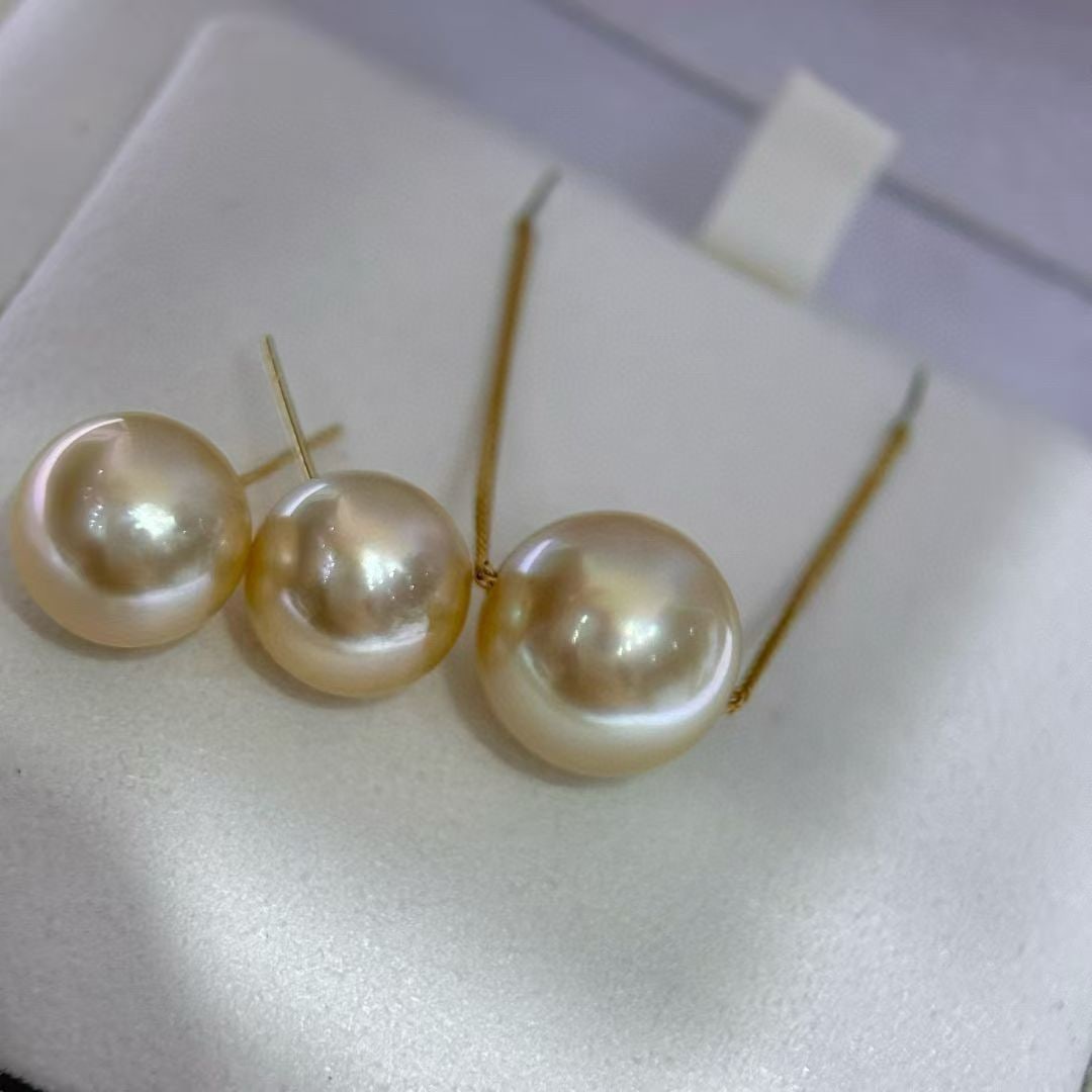 South Sea Rose Gold Pearl Minimalist Set: The South Sea Ocean dried rose gold pearl minimalist set includes a lulu tong 12-13mm, earrings 10-11mm, near round with slight flaws, with an aurora, the pearl luster is very bright. The set includes