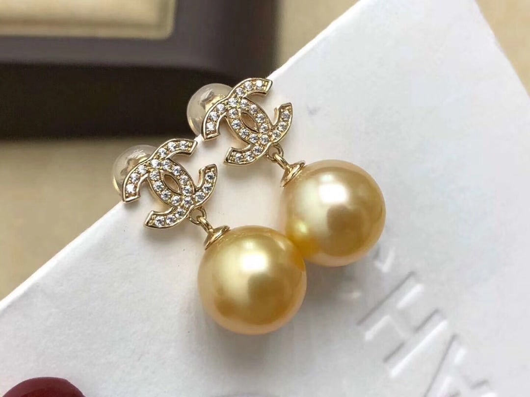 S925 Silver-Plated 18K Gold Natural Gold Pearl Earrings: These earrings feature S925 silver-plated 18K real gold, inlaid with natural golden pearls, with a diameter of 1110 millimeters, nearly round and almost flawless. Freight: 1.International Freight: For