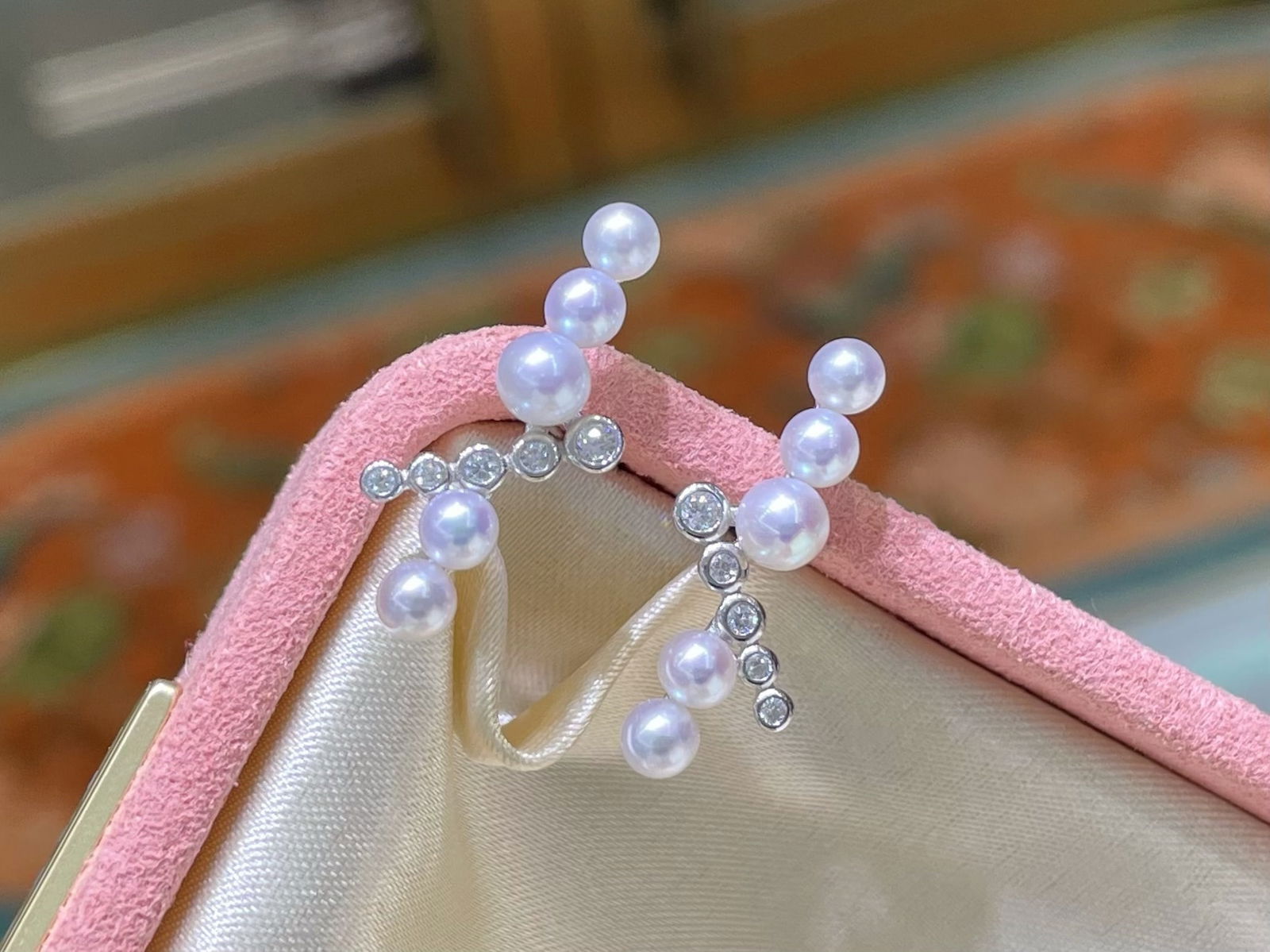 Natural Freshwater Pearl Earrings: Natural color freshwater Baby pearl, K gold craft pure silver version, 35mm perfect round, strong light, flawless. Freight: 1.International Freight: Foreign shipping charges are determined by destinat