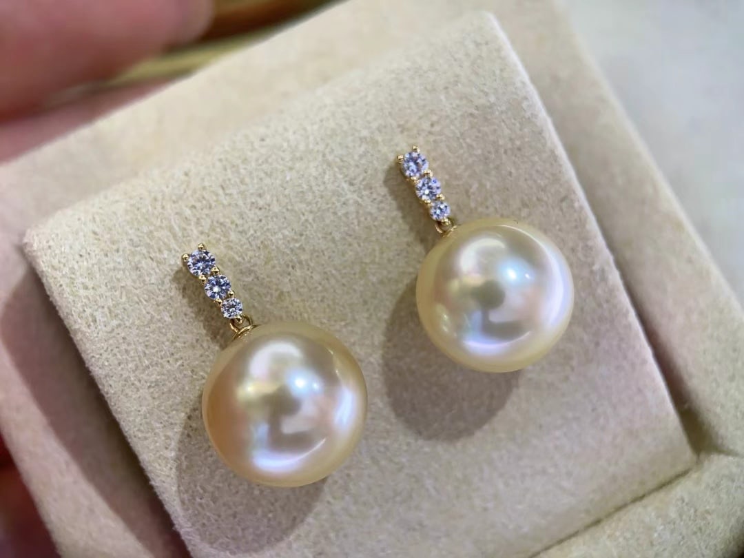 Seawater Pearl Earrings (1 of 6)