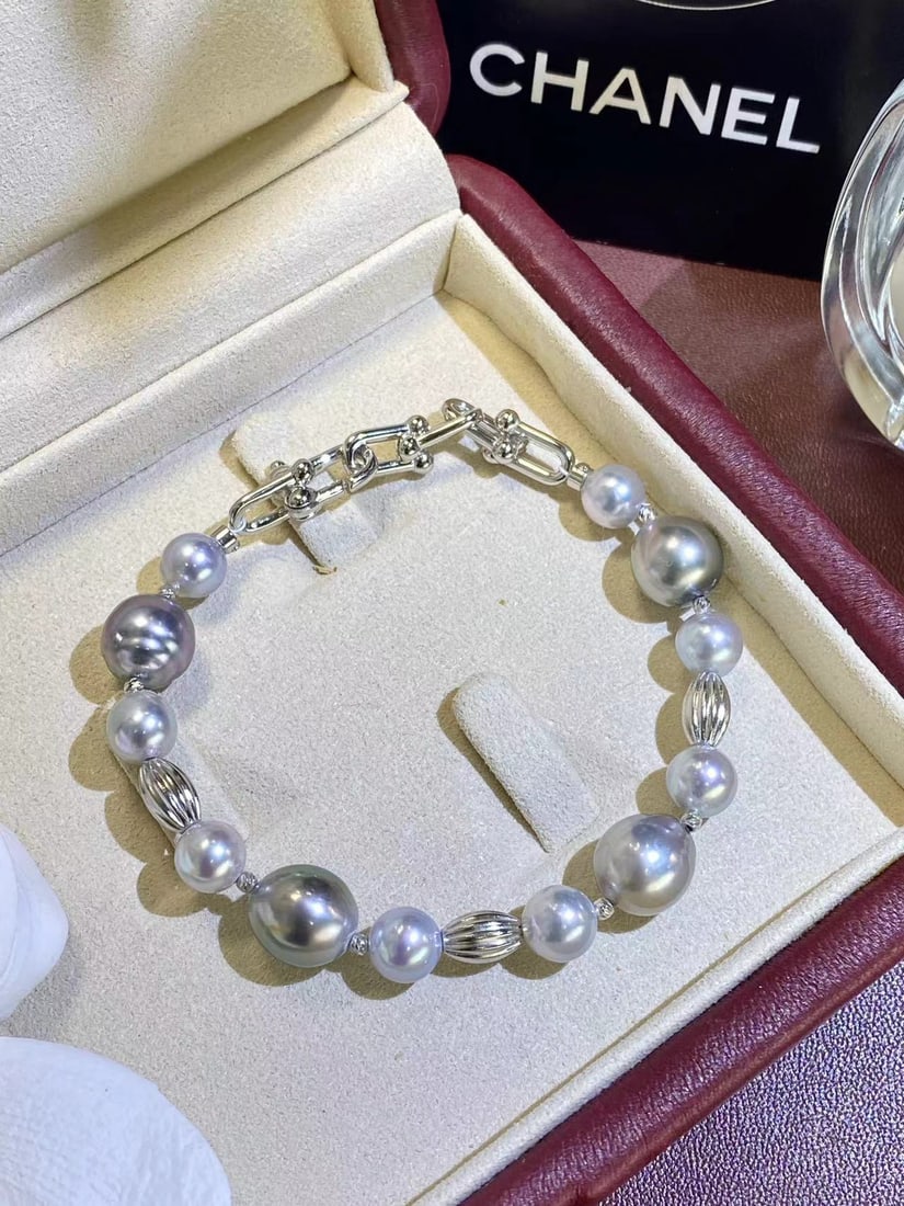 S925 Sterling Silver Calla Lily Seawater Pearl Bracelet: This bracelet use K gold craftsmanship, resistant to fading, elegant and versatile, showcasing high-end fashion. The bracelet is set with 7-8mm silver blue light seawater true manyo pearls and 9-10mm
