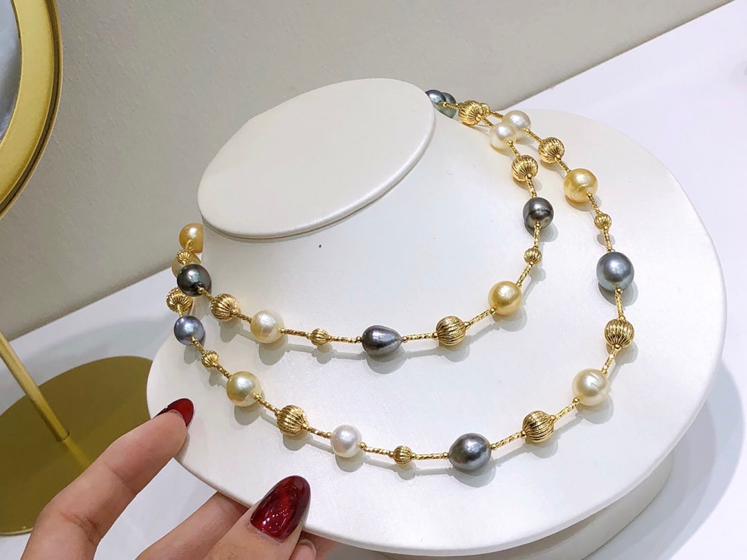 Natural Gold Pearl Black Pearl White Pearl Sweater Necklace: Natural Golden Pearl, Black Pearl, White Beaded Woolen Chain, Bead diameter is 7-11mm, total length is about 78cm. Freight: 1.International Freight: Foreign shipping charges are determined by destinat