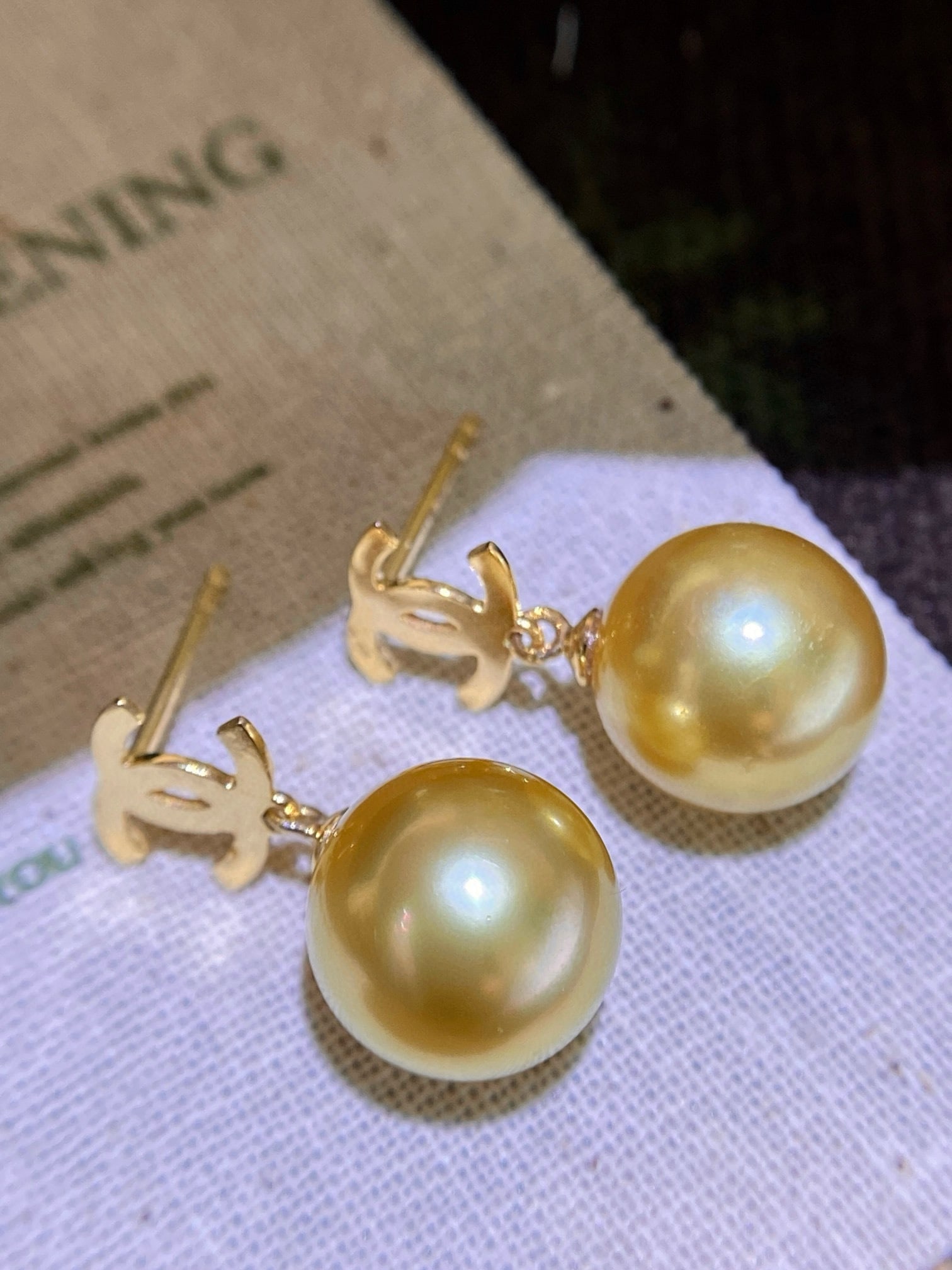 G18k Thick Gold South Sea Golden Pearl Earrings: Fashionable designer Chane-style South Sea golden pearl earrings, trendy and versatile, elegantly luxurious, a classic everyday piece, exuding an air of elegance. The pearl diameter is 10-11mm, with a