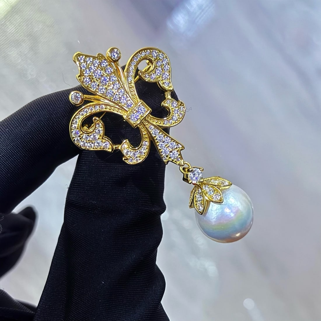 Vintage Court Style Pearl Brooch or Sweater Chain Pearl Pendant: Fine silver inlay of 12-13mm natural big pearls, suitable for multiple wear options. Freight: 1.International Freight: Foreign shipping charges are determined by destination. 2.Photos, descriptions an