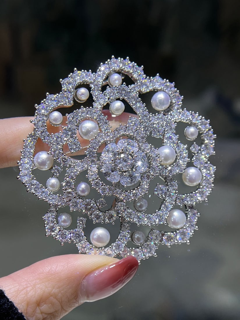 Camellia Pearl Brooch: These donut diamond stud earrings are made with 18K gold and cultured diamonds, designed with simplicity and timelessness in mind, perfect for daily wear. The diamond weight is 50 points, available in