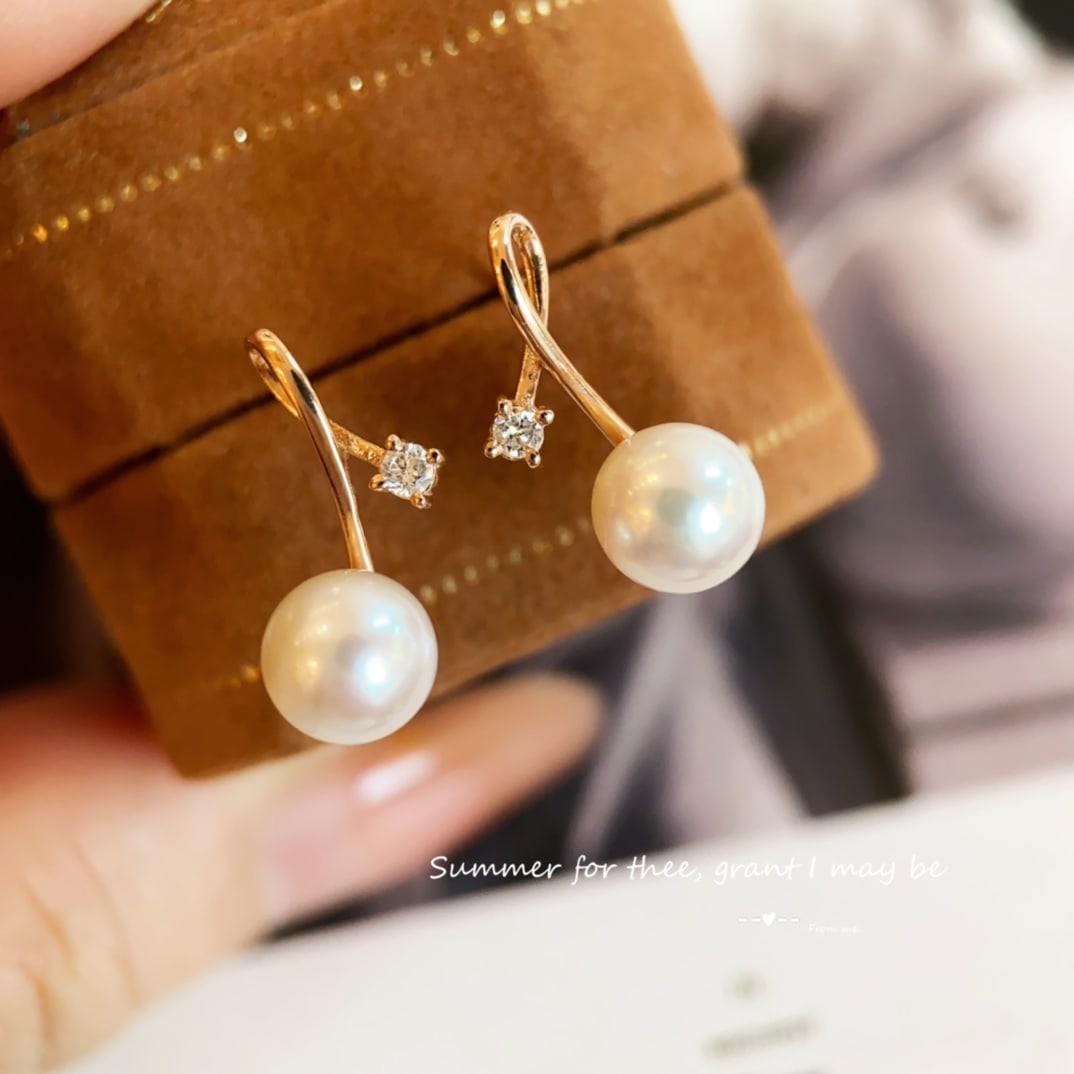 18k Gold Diamond Pearl Earrings: These earrings are made of 18k gold, set with a pair of 0.8-carat diamonds, featuring lustrous and flawless pearls. The design is simple and elegant, making them a must-have accessory for office wear.