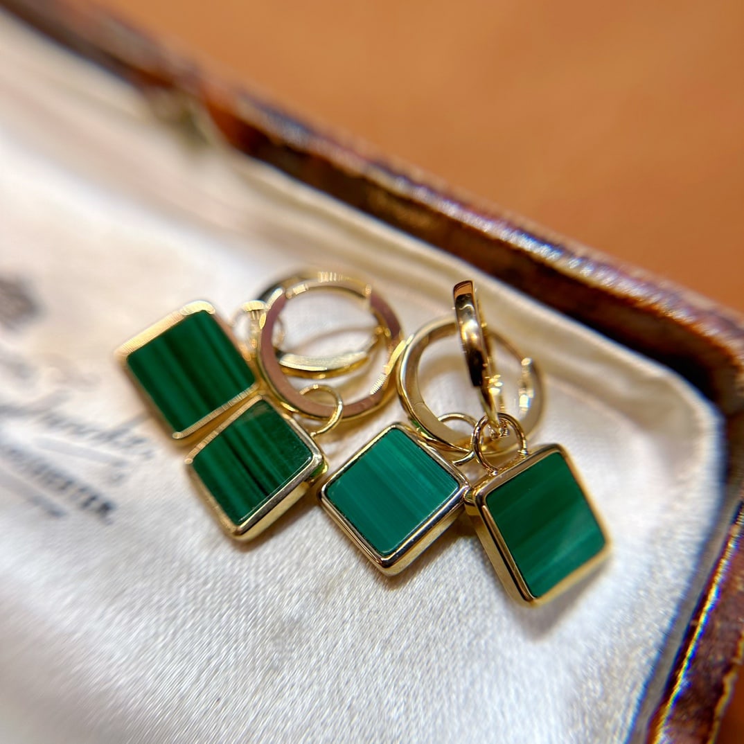 18k Gold Malachite Earrings: Escape into romance with a flying pony on your finger. Treat yourself to a small flying pony, the most healing ritual of the year-end. Freight: 1.International Freight: Foreign shipping charges are de